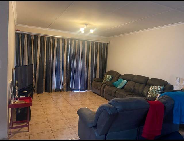 3 BEDROOM TOWNHOUSE FOR SALE IN LINCOLN MEADE